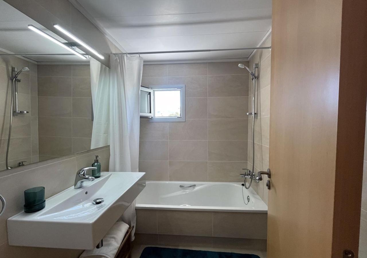 2-Bedroom Brand New Apartment Steps From The Beach 兰卡 外观 照片